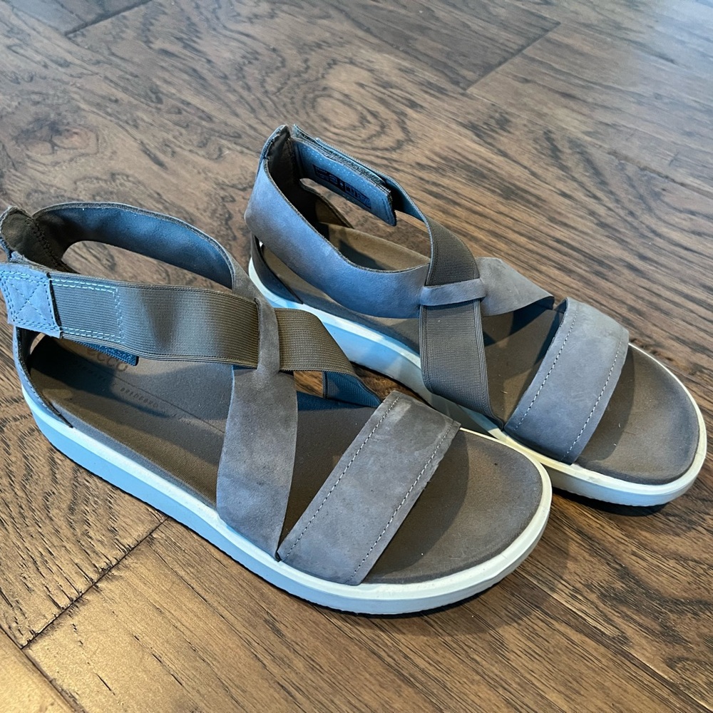 Ecco Gray Strapped Sandals size 39/8.5